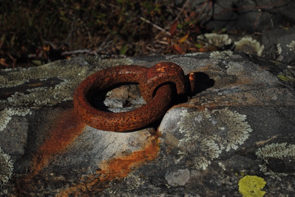 Rostig ring på granit