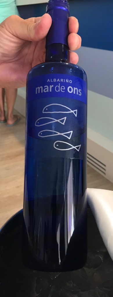 Vitt vin blå flaska