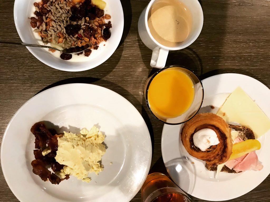 Hotellfrukost
