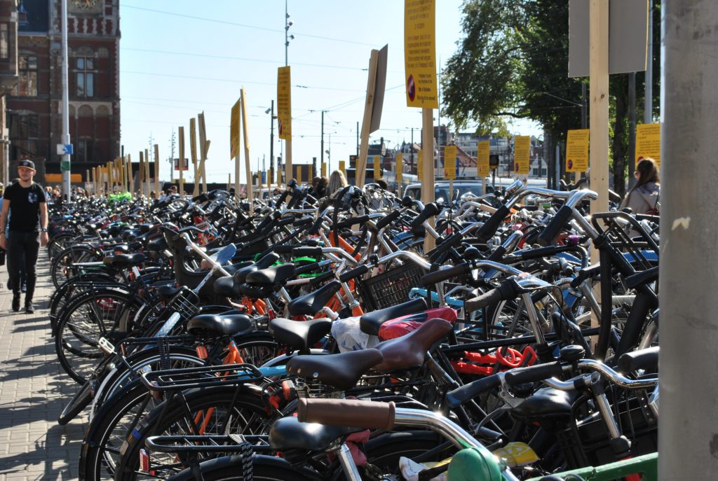 Mycket cyklar i Amsterdam